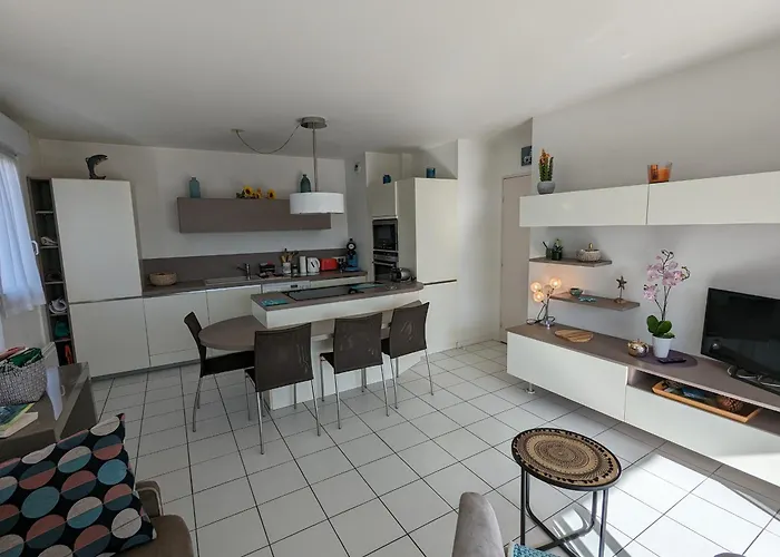 Apartment - Superbe T3 Avec Terrasse, Piscine Et Parking Securise - 6 Personnes - Fr-1-420-33 *